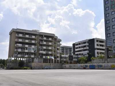 Torniamo su via Dioguardi e ci troviamo davanti a un parcheggio stracolmo di auto durante il giorno e completamente silente e anche un po� spettrale, dopo il calar del sole. E� �riservato� agli impiegati dei grandi uffici delle strade adiacenti